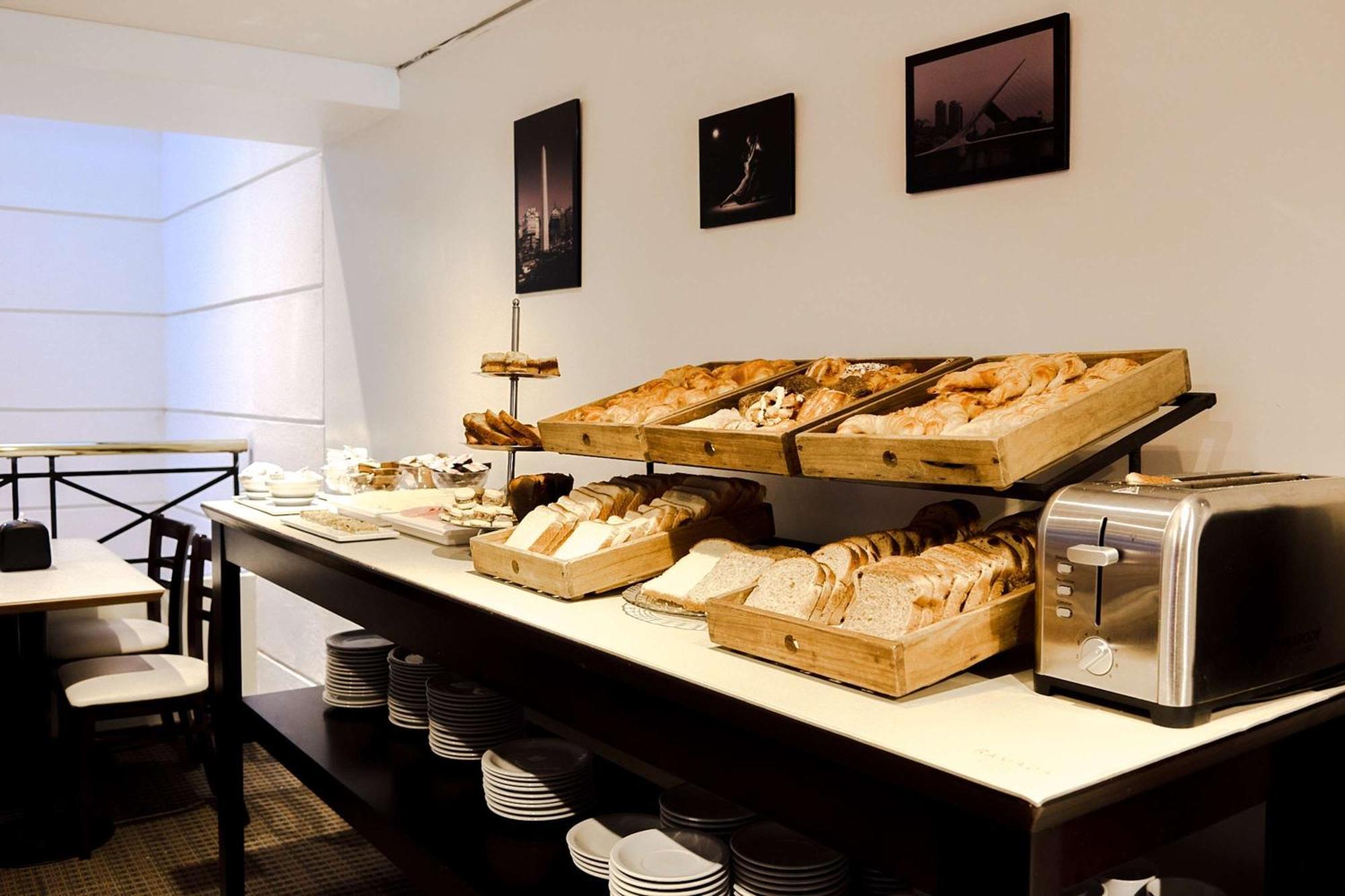 Ramada By Wyndham Buenos Aires Centro Bed and Breakfast Buitenkant foto